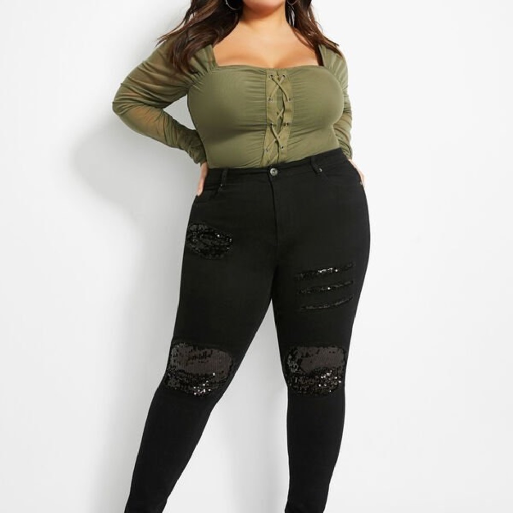 Black distressed pants with sequin